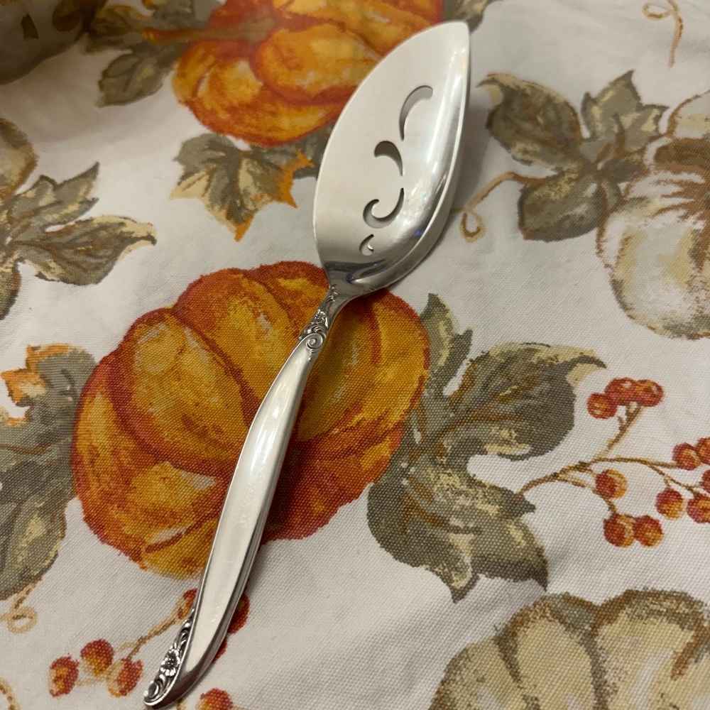 1847 Rogers Bros silver plate pie server, Pattern Leilani, vintage 1947-1961 MCM